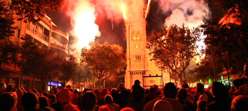 L'encesa del campanar durant el correfoc, amb la plaça plena de gent